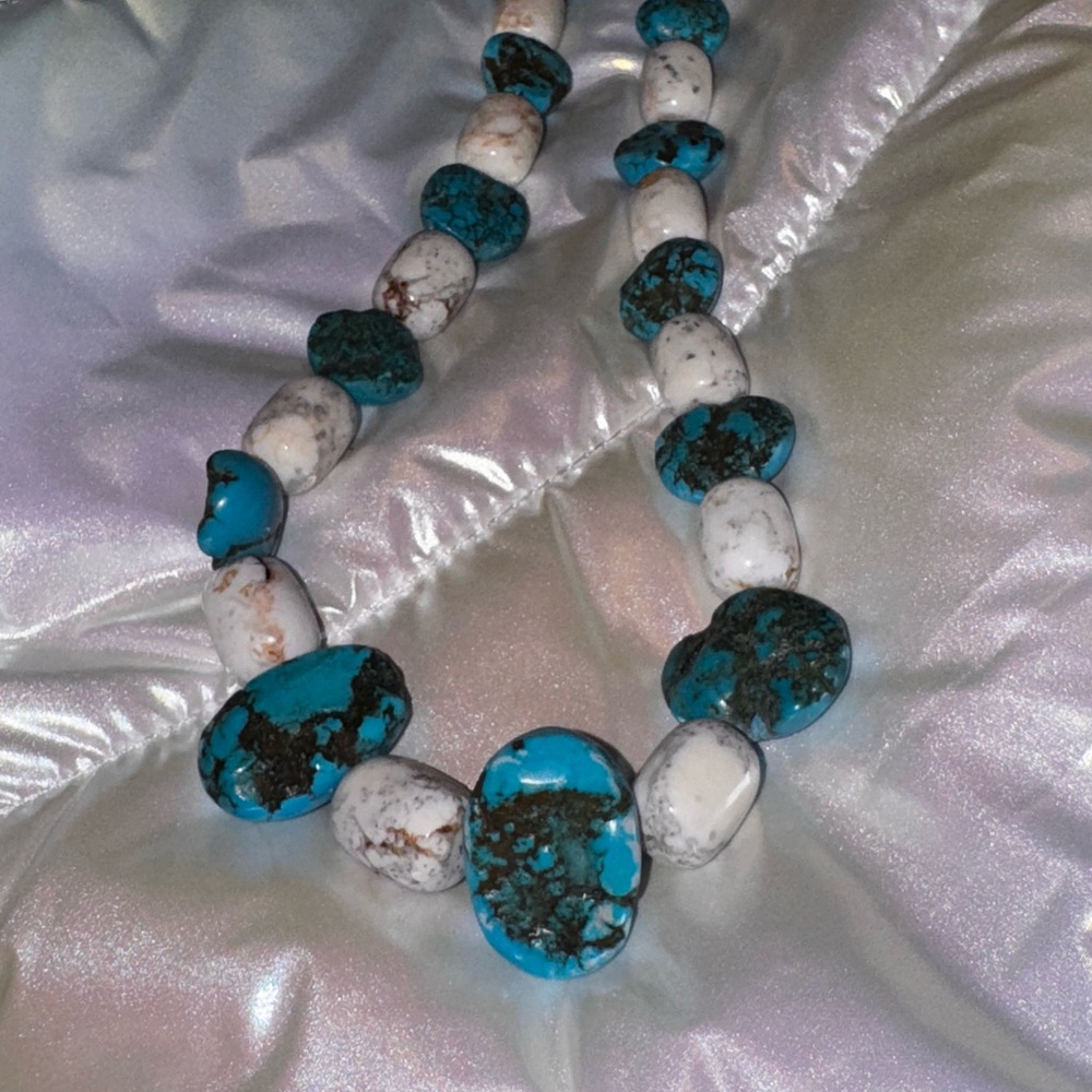 Genuine Turquoise and White Howlite Vintage Beaded Necklace - Picture 5 of 9